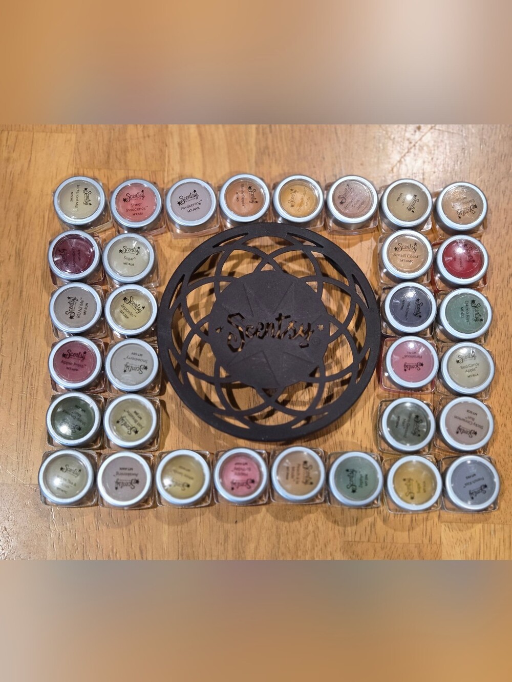 SCENTSY -- 32 Sm Wax Testers and Metal Warmer Stand